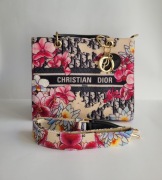 Wiosenno-letnia torebka w kwiaty piękna