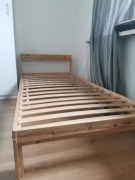 Drewniane łóżko jednoosobowe 90x200 z zagłówkiem – solidny stelaż drewniany