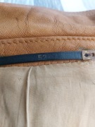 Kurtka skórzana oraz mokasyny.