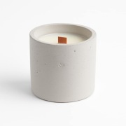 Ręcznie robiona świeca sojowa z betonu – magnolia i lawenda