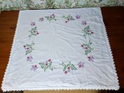 Ręcznie haftowana serweta z koronką 78x77