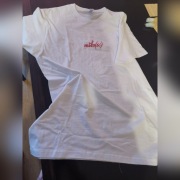 Biały t-shirt z nadrukiem miło(ść) 