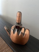 Zapalniczka retro vintage dłoń środkowy palec