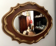 Owalne lustro z rzeźbioną ramą