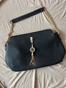 Czarna torebka ze złotym łańcuszkiem