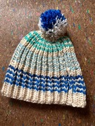 Czapka  z pomponem ręcznie robiona na drutach, unisex, biały + niebieski