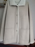 kożuszek damski w kolorze  jasno beżowym. 