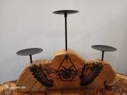 Świecznik z plastra akacji z sową.