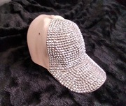 Beżowa błyszcząca czapka z daszkiem 