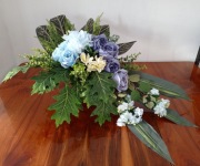 DUŻY STROIK NA GRÓB CMENTARZ KOMPOZYCJA Sztuczne Niebieskie Kremowe Kwiaty 