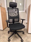 Krzesło biurowe Bejot z zagłówkiem i oparciem z siatki.