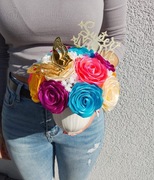 Bukiet roz ze wstazki w filizance dzien matki