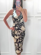 Długa sukienka w kwiaty z odkrytymi plecami 40