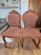 Ładne krzesła w stylu barokowym