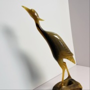 Figurka czapli z rogu bawołu