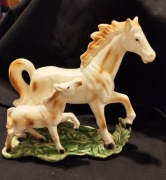 Figurka ceramiczna Klaczy że źrebakiem  duża  śliczna  Vintage