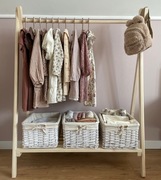 Drewniany stojak na ubrania