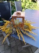 Latarenka z bukietem traw i kwiatów 