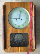 Drewniany zegar z kluczem do nakręcania