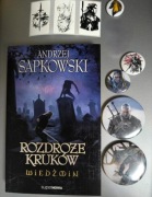Książka Wiedźmin Rozdroże Kruków + Pin Witcher + naklejki