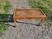 Ława drewniana na lwich lapach