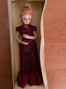 Lalka w sukni z epoki z porcelany