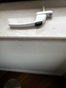 Klamka okienna z przyciskiem blokującym 