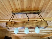 Lampa wisząca z litego drewna.