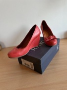 Czerwone sandały na koturnie RYŁKO skóra licowa, rozmiar 38.5