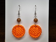Kolczyki wiszące na biglu pomarańczowe kółeczka z modeliny fimo 