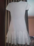 Biała sukienka z dziurą 