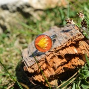 Pierścionek z żywicy z żółtym kwiatem na miedzianym tle