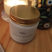 Świeca sojowa "Herbal Whisper" jasnofioletowa z suszem lawendy 