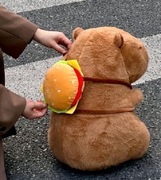 Maskotka  kapibara z plecakiem hamburger dla dzieci 