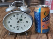 Budzik nakręcany vintage w metalowej obudowie 
