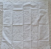 Obrus haftowany 80x80 cm bawełna