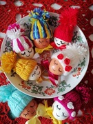 Pisanki wielkanocne w kolorowych czapeczkach. Zestaw 6 sztuk.