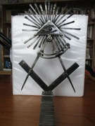 Rzeźba metalowa masoneria – klasyczne symbole masoni wolnomularstwo