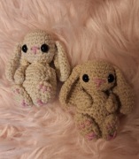 Pocieszny mini króliczek z włóczki