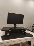 Elektryczna podstawka biurkowa z regulacją wysokości w stanie idealnym