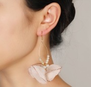 Kolczyki kwiaty szyfonowe beżowe z koralikami 