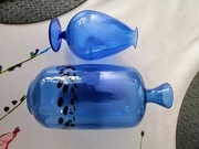  2 Kobaltowe wazoniki z cienkiego szkła. 