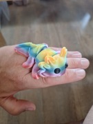 Aksolotl teczowy ruchomy 9cm antystresowy brelok 