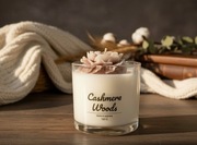 Świeca Sojowa "Cashmere Woods" - Rękodzieło z Kwiatowym Akcentem (160g)