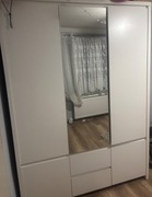 Biała szafa sofa z lustrem szufladami 