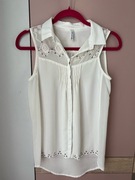 Biała bluzka koszulowa bez rękawów ze zdobieniami