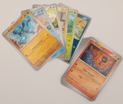 Karty Pokemon Zestaw 25 Kart Common/Uncommon + 1 Karta Holograficzna Gratis