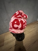 czapka czerwona modna