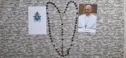 Różaniec papieski ofiarowany i poświęcony przez Papieża Franciszka