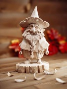 Ręcznie rzeźbiony gnom z drewna – unikatowa figurka z duszą 